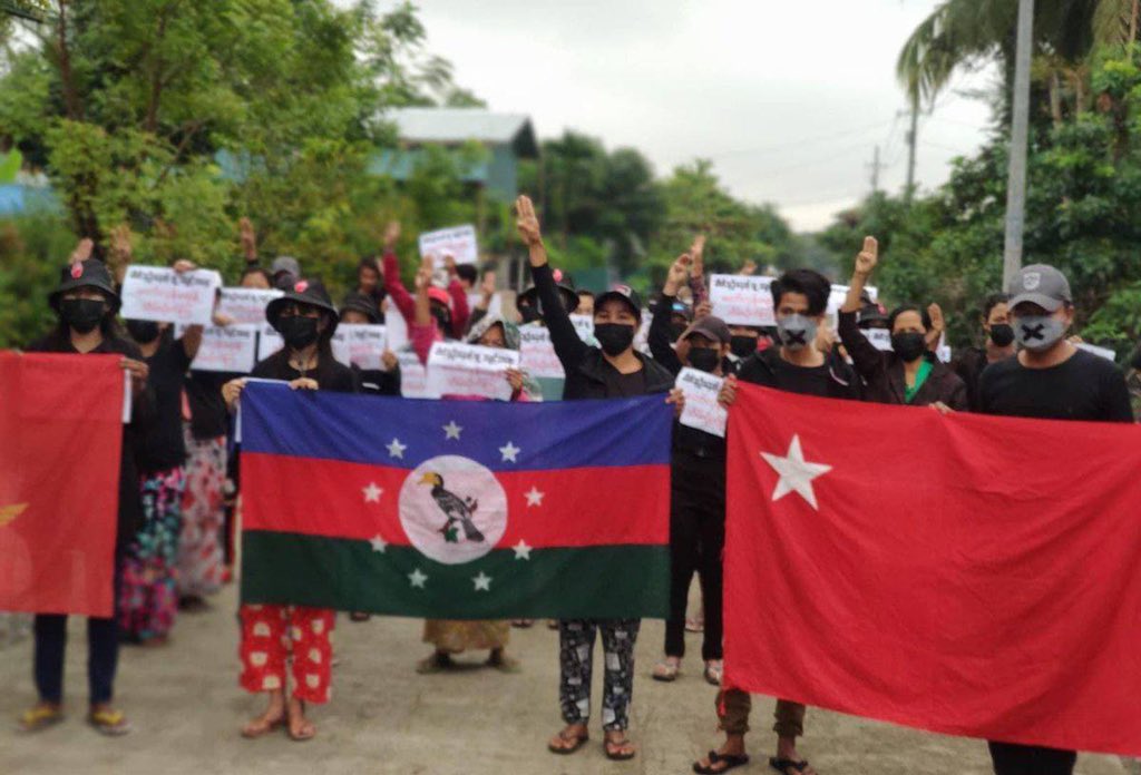 XnRn13's tweet photo. Early Morning Protest by locals of Kale Tsp in defiance of Genocidal Dictatorship by wearing black shirt &amp; raising three fingers salute sign.
#SilentStrike
#OurCityOurRules
#Dec10Coup
#WhatsHappeningInMyanmar https://t.co/TTuvbKSBR9