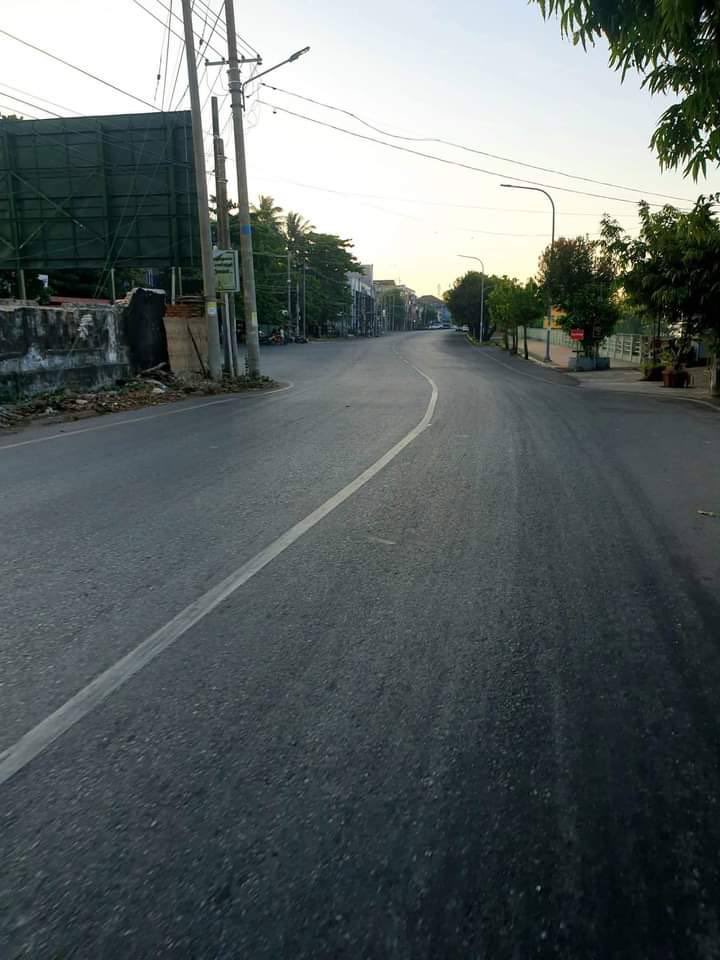 XnRn13's tweet photo. Scenes of Mon State with no people on streets joining nationwide Silent Strike against Fascist Military on International Human Rights Day.
#SilentStrike
#OurCityOurRules
#Dec10Coup
#WhatsHappeningInMyanmar https://t.co/wwbDlTGruY
