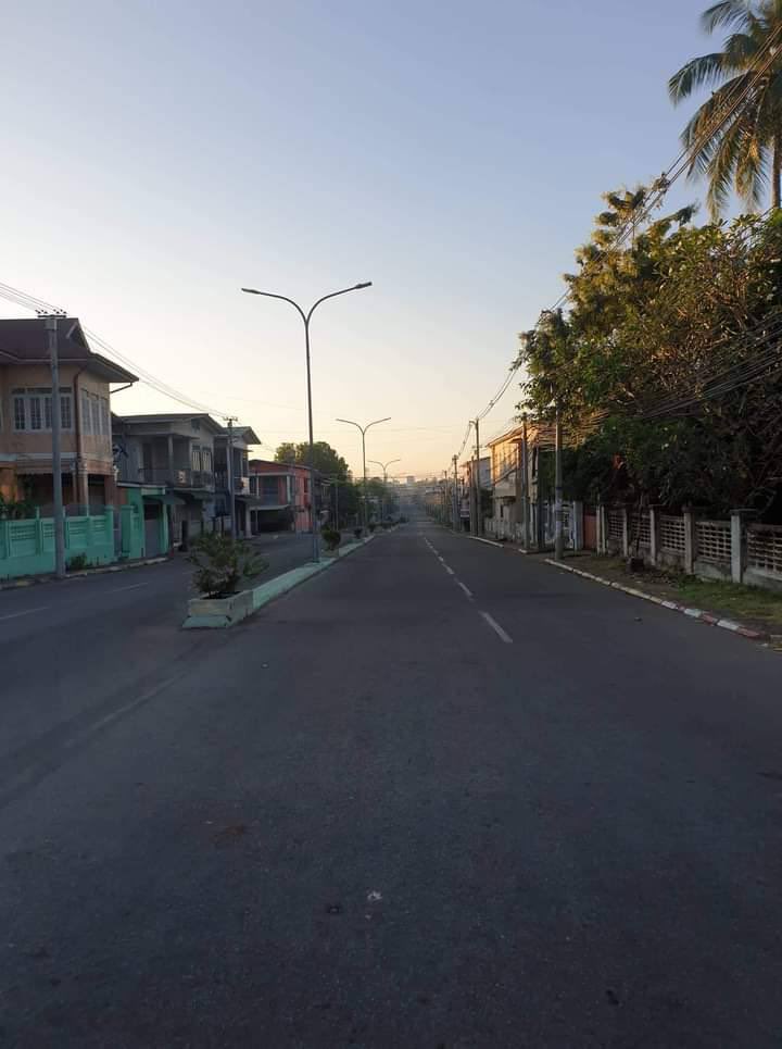 XnRn13's tweet photo. Scenes of Mon State with no people on streets joining nationwide Silent Strike against Fascist Military on International Human Rights Day.
#SilentStrike
#OurCityOurRules
#Dec10Coup
#WhatsHappeningInMyanmar https://t.co/wwbDlTGruY