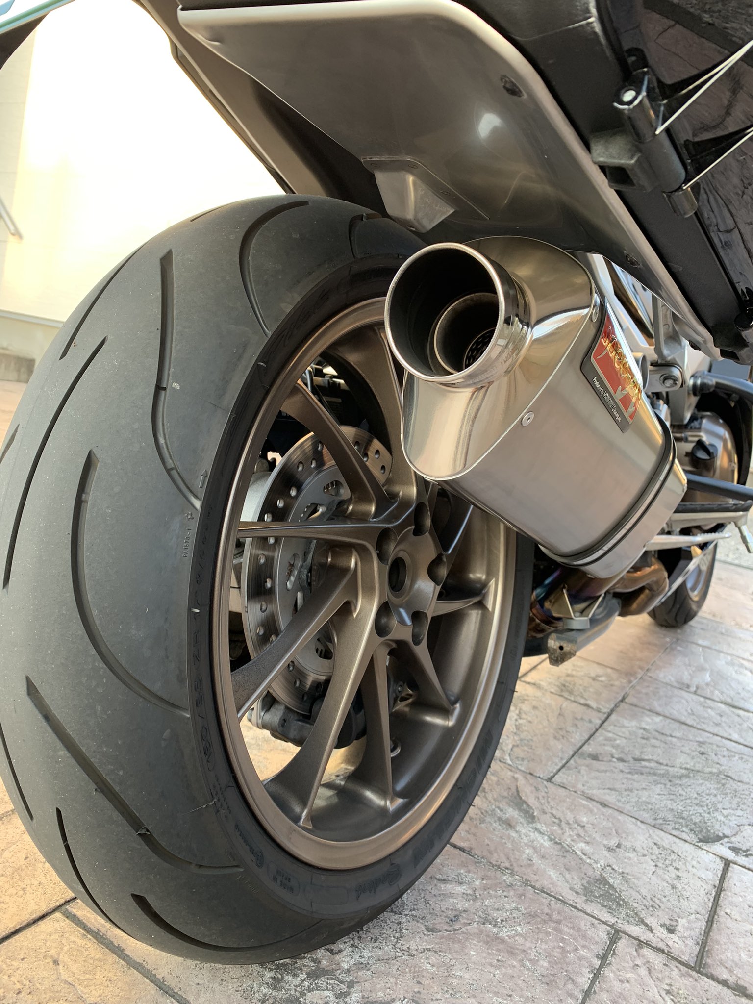 チェリカス Yamamoto Racing スリプオンマフラーspec A Type S 中古 を取付 純正パニアケースにも対応で完璧過ぎる 音はジェントルな感じだねー Vfr800f ヤマモトレーシング プロアーム Jmca認証 T Co 2e74uwsy3w Twitter