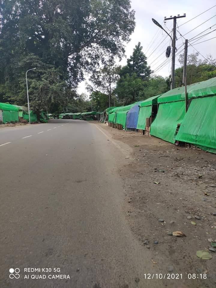 2021Revtweets's tweet photo. Silent Strike in Myitkyina, Kachin State.
Scene of empty fruit stands this morning.
#SilentStrike
#OurCityOurRules
#Dec10Coup 
#WhatsHappeningInMyanmar https://t.co/JhlUf4Zwoa