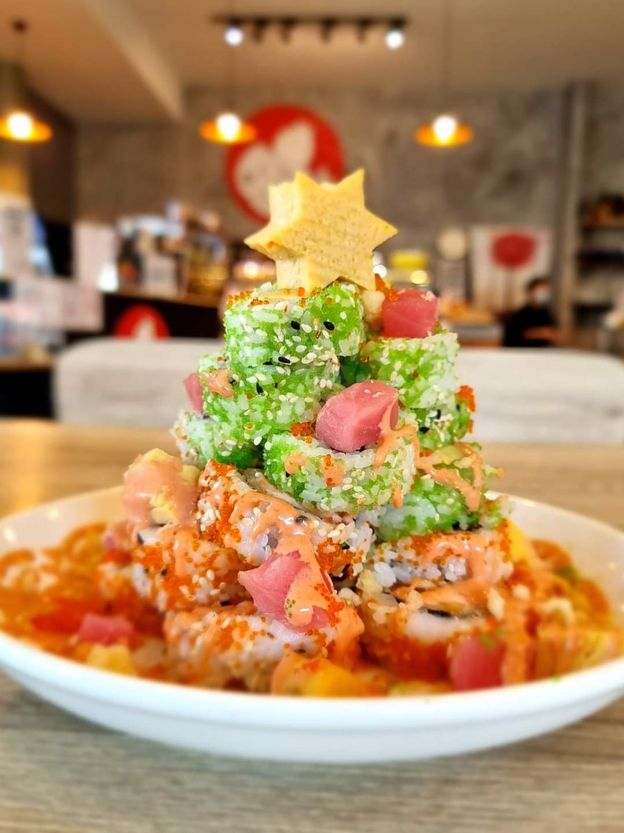 MBsushicafe's tweet photo. เมนูพิเศษต้อนรับเดือนแห่งความสุข
X-mas Roll เอ็กซ์-มาส โรล🎄
มาเป็นต้นคริสมาส น่ารัก อิ่มหนำจัดเต็ม~
เรียงจัดจานเป็นต้นสน 
ตกแต่งด้วยไข่กุ้งสีเขียว สีส้ม ให้เข้าธีม
มีทั้ง ทูน่า ไข่หวาน ราดสไปซี่เมโยซอส
คริสมาสให้สุด ต้องมีเฟลกโรยเป็นหิมะ 💞⛄
จานนี้ 199 บาท เท่านั้นค่ะ ! https://t.co/HQssY0gBuT