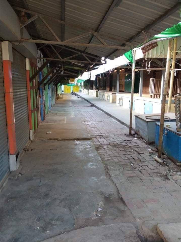 htethtetaung92's tweet photo. Scenes of closed shops, no people in the market of Miektila. People joined the nationwide Silent Strike to show solidarity against Genocidal Military. “Our City, Our Rule, Our Will” #SilentStrike #OurCityOurRules #Dec10Coup  #WhatsHappeningInMyanmar https://t.co/JlURnoESqr
