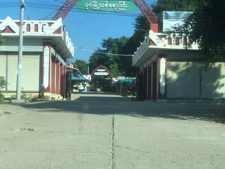 ThweEiSam's tweet photo. The morning scene of the #SilentStrike in #Bagan Myothit today, with the entire population participating. #SilentStrike #OurCityOurRules #Dec10Coup  #WhatsHappeningInMyanmar https://t.co/EGnrvryxhB