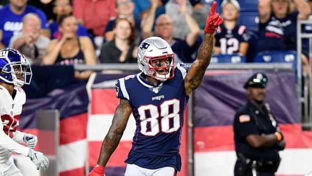 sportsmktgguy's tweet image. A great one.I remember meeting him  @PaniniAmerica Rookie Shoot &amp;amp; I thought this dude is going to be legit. A few years later when our Panini Super Bowl Kid Reporter gave him his card &amp;amp; I remember his genuine reaction. As a Pats fan he drove me crazy-but we did have this #RIPDT