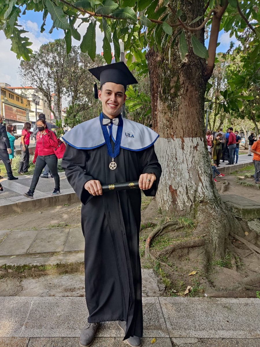 Luisfernandpr's tweet photo. Después de mucho esfuerzo, dedicación y en contra toda adversidad, hoy con lágrimas en los ojos al salir del aula magna puedo decir que lo logré, soy Ingeniero Químico de La Universidad de Los Andes. 

¡Mi mención honorífica se la dedicó a mi madre! https://t.co/ivKUzgxC3M