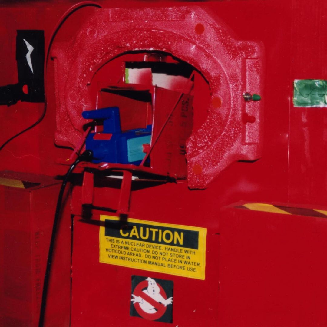 Chogrin's tweet photo. Containment unit I built out of cardboard and other junk in my grandmother's basement (1998)
#GhostbustersMemories #Ghostbusters #Ghostbustersfan #GhostbustersAfterlife #chogrin #containmentunit #Ghostbustersprops #GhostbustersChildhood #GhostTrap https://t.co/OceOSSpdFX