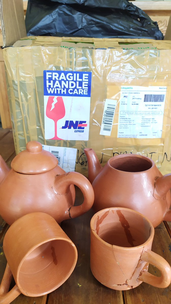 kafekolong's tweet photo. Puzzle is done...👍
@JNECare 
#kurir
#jangandibanting
#lemparaja
#fragile https://t.co/I4UMLtUZOv