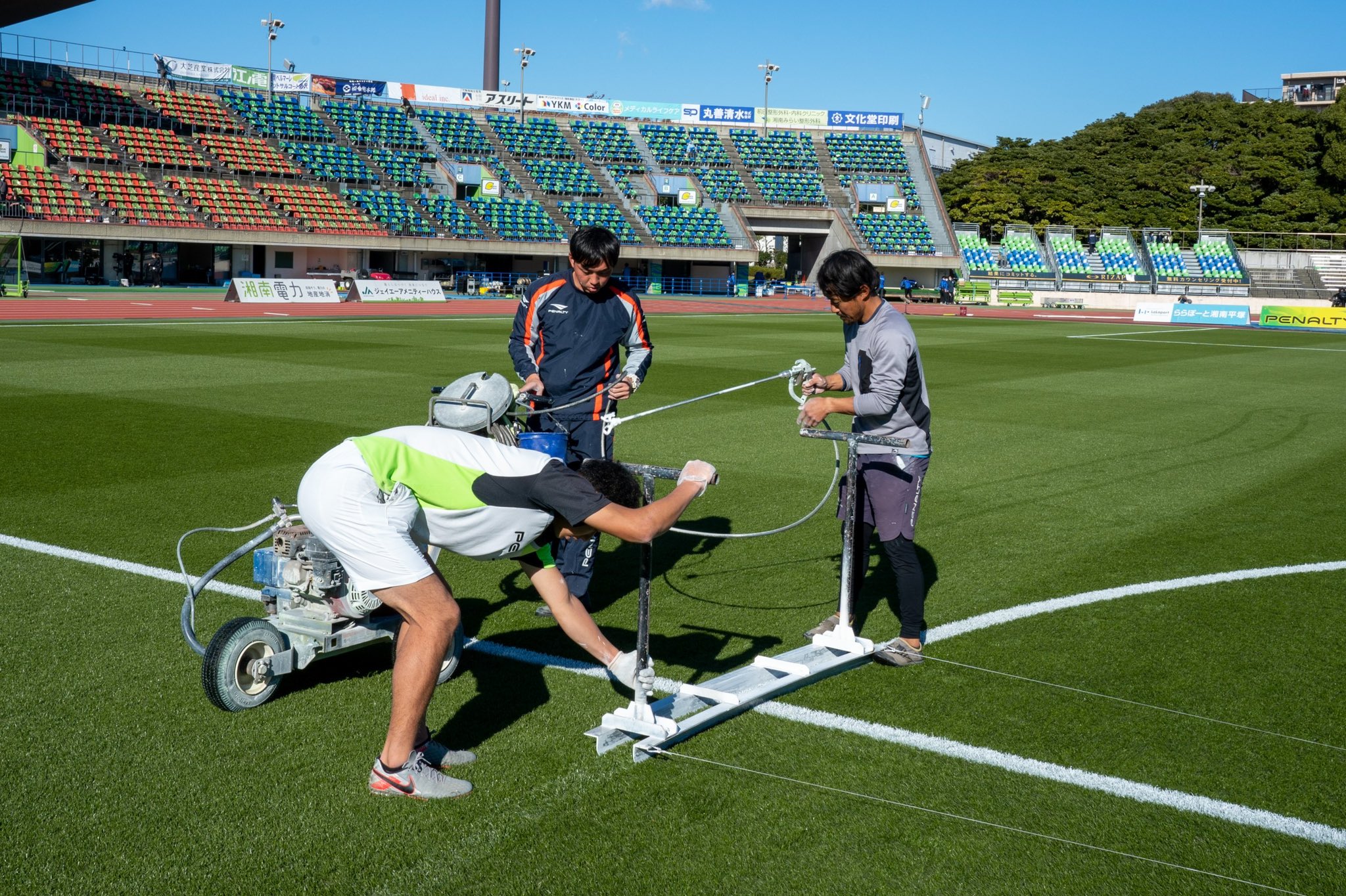Twitter 上的 湘南ベルマーレ レモンガススタジアム平塚の芝は本当に素晴らしいですが 芝生にペイントされているラインも本当に美しいのです 朝早くからライン引き 寸分の狂いもなく そして見え方にもこだわって チーム48 の皆さんの仕事ぶり さすがです