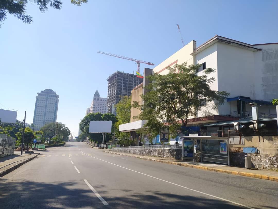 dvbburmese's tweet photo. ရန်ကုန်မြို့ ဒီဇင်ဘာ ၁၀ ရက် မွန်းတည့်ချိန်မြင်ကွင်းများ။
#dvbtvnews #yangon #SilentStrike #WhatsHappeningInMyanmar https://t.co/LnHmxlxTOI