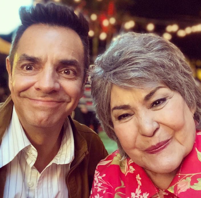 EugenioDerbez's tweet photo. Hoy nos toca despedirnos con profunda tristeza de una mujer que hizo historia en la televisión y cine en México. Su carisma llenaba de luz cualquier lugar donde estaba y así voy a recordarla. A su familia le expreso mis más sentidas condolencias. Q.D.E.P Carmen Salinas. 🖤 https://t.co/tPKfup7pnr