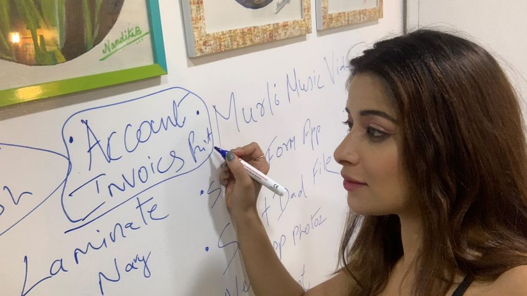 Writeonwallss's tweet photo. Nyra Banerjee, is an Indian film actress.
Thanks, @nyrraa3  for using #WriteOnWalls at her home. She loved writing/erasing on wall and is using as a think Board and planner for work.

#writablepaint #planner #creativity #writingboard #whiteboard #office #home #scribbling #actress https://t.co/S1EO5npwof