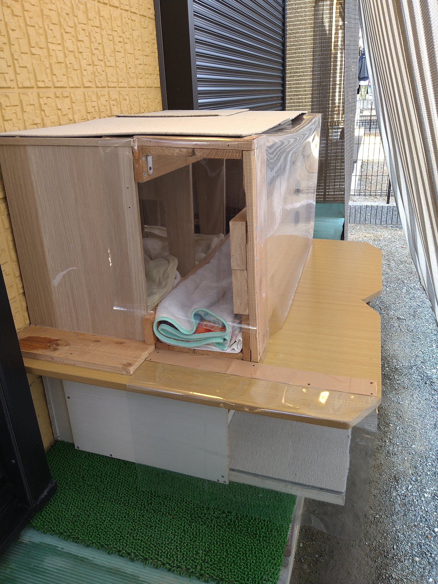 Tkg とかげの逆襲 野良猫ちゃん用に小屋を冬用に変えました タオルやブランケット等を引いたり 風よけを付けたりしました 1 階は寝室3部屋 3枚目 2階は食堂 休憩所 2枚目 屋上は日向ごっこエリア 1枚目 野良猫ハウス 外猫ハウス 猫ハウス