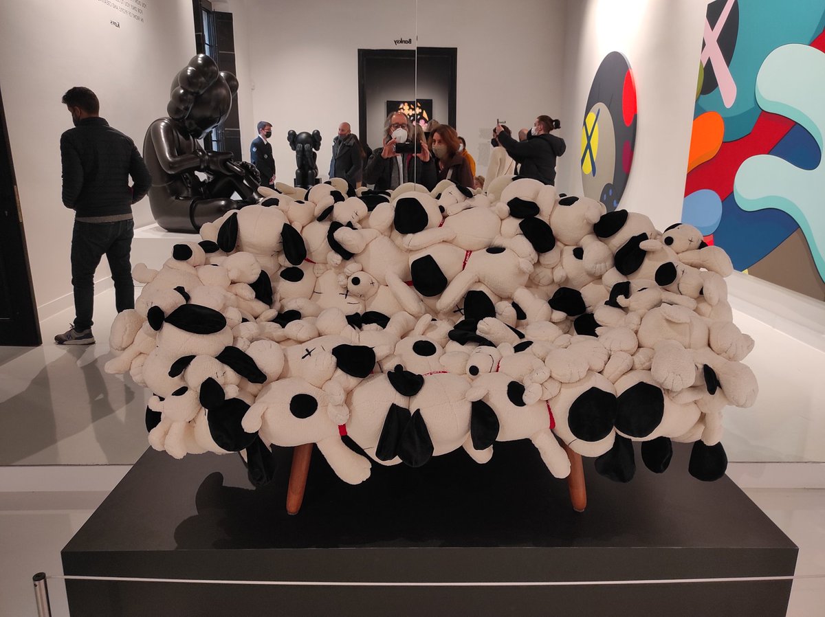 JosepMCompte's tweet photo. Un museu privat acabat d'inaugurar que porta a Barcelona l'obra d'alguns dels artistes contemporanis més reconeguts del món: kaws, Murakami, Opie, Haring, Basquiat, Banksy, Studio Irma, Kusama, Hirst, Beeple...
#torroellademontgri #artcontemporanicatala #mocomuseum @moco_museum https://t.co/CuA8skBdpP