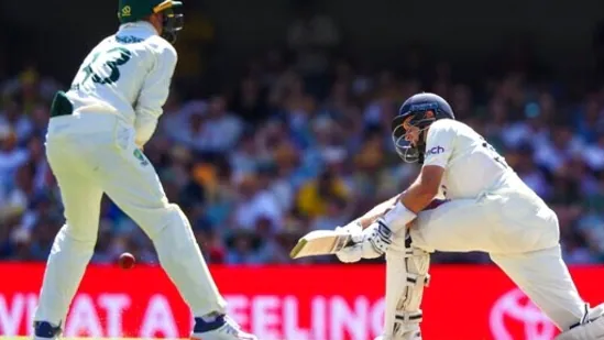 FreeLIV_me's tweet photo. #Australia vs #England, Day 3 of the 1st #ASHES  Test: #Malan, #Root led England to counterattack, England's #JoeRoot swept. #TravisHead scored 152 and #mitchellstarc scored 35.#englandcricket #Ashes2021 https://t.co/AMAjgtFivZ