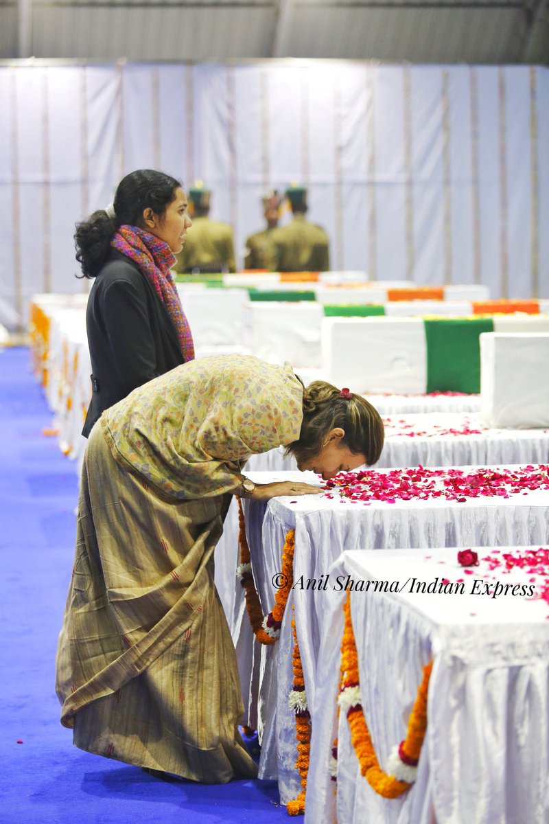 ठाकुरों के घराने की , तुम भी रीत निभा गए आंसुओ की धारा नहीं , गौरव का समंदर बहा गए