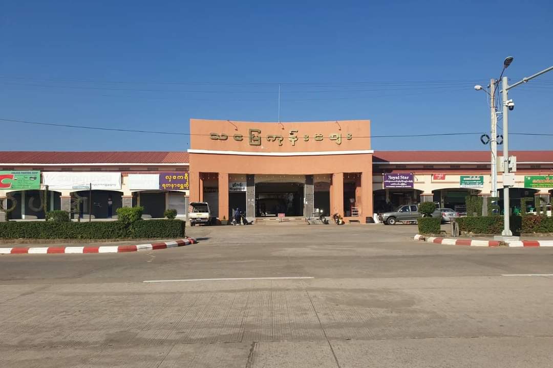 KhaingPw's tweet photo. Even NayPyiTaw , a city which fills with people who relate with military , mostly disobey the rules of military and peacefully protest with silence strike.  #SilentStrike #OurCityOurRules #Dec10Coup #WhatsHappeningInMyanmar https://t.co/hbiwia99KX