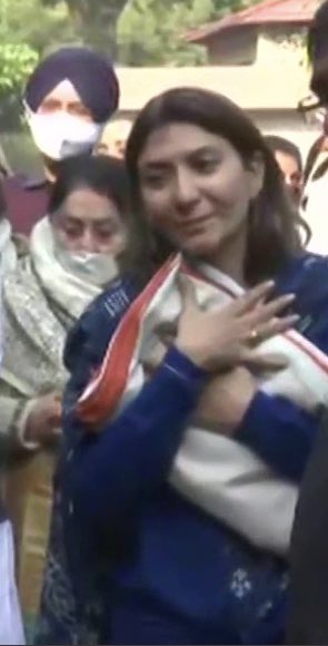 smitaprakash's tweet photo. Brig LS Lidder's wife Geetika Lidder, she holds tight the tricolour which was draped on her husband’s coffin, her eyes fixated lovingly on the casket minutes before the last rites performed by her daughter. https://t.co/We6hVOsYjt