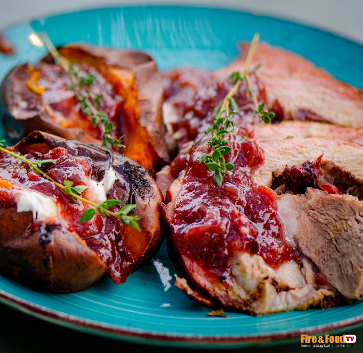 🎅 Ho ho ho, deze rollade is perfect voor de feestdagen! Heerlijk met een cranberrybaconjam! Kijk naar onze nieuwe video met Bastiaan en bbq-chef Jeanette.
🎥 youtu.be/71TPapRYvXI