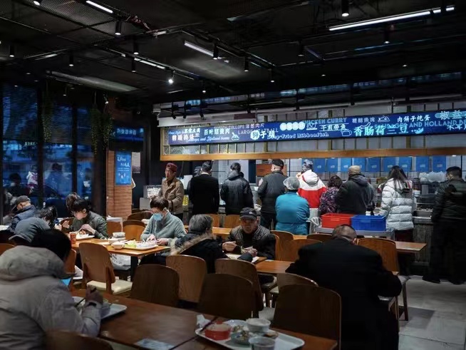 shanghaidaily's tweet photo. The Western-style villa at 66 Urumqi Rd S. in #Shanghai, built in 1932 and designed by Laszlo #Hudec, has been renovated into a community canteen. The elegant environment and affordable prices are attracting many residents, office workers, and tourists. https://t.co/sKfcN9j7MV