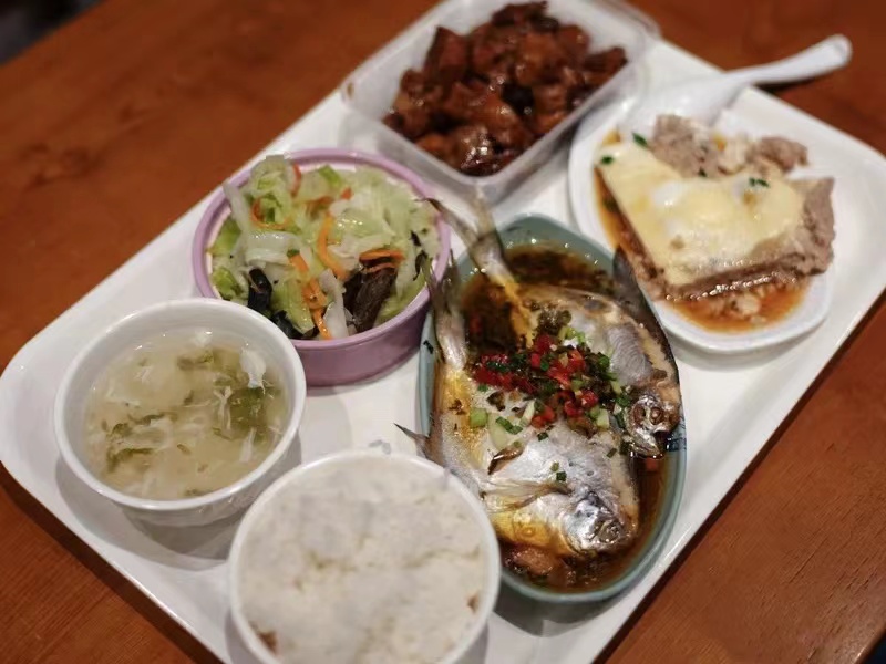 shanghaidaily's tweet photo. The Western-style villa at 66 Urumqi Rd S. in #Shanghai, built in 1932 and designed by Laszlo #Hudec, has been renovated into a community canteen. The elegant environment and affordable prices are attracting many residents, office workers, and tourists. https://t.co/sKfcN9j7MV