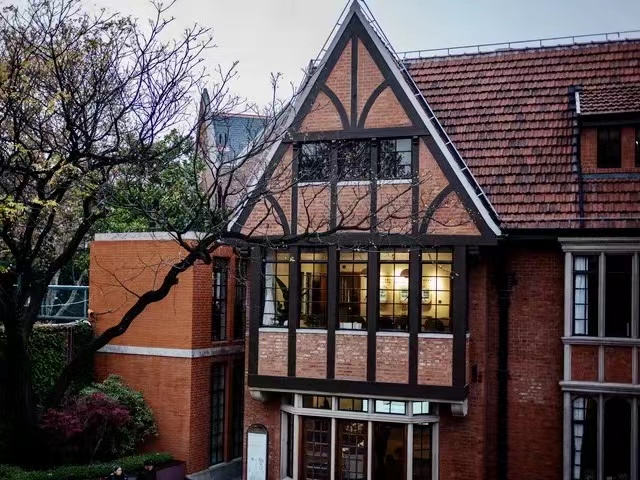 shanghaidaily's tweet photo. The Western-style villa at 66 Urumqi Rd S. in #Shanghai, built in 1932 and designed by Laszlo #Hudec, has been renovated into a community canteen. The elegant environment and affordable prices are attracting many residents, office workers, and tourists. https://t.co/sKfcN9j7MV