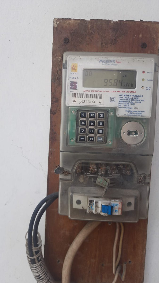 anassyfl's tweet photo. @pln_123 siang. 
td sy ada masalah di metern muncul periksa. 
stlh hidup. diisi token 200rb = 140Kwh. 
cm ada 96Kwh. 
blm ditambah sisa token sblmnya https://t.co/MuPY6CjI5U