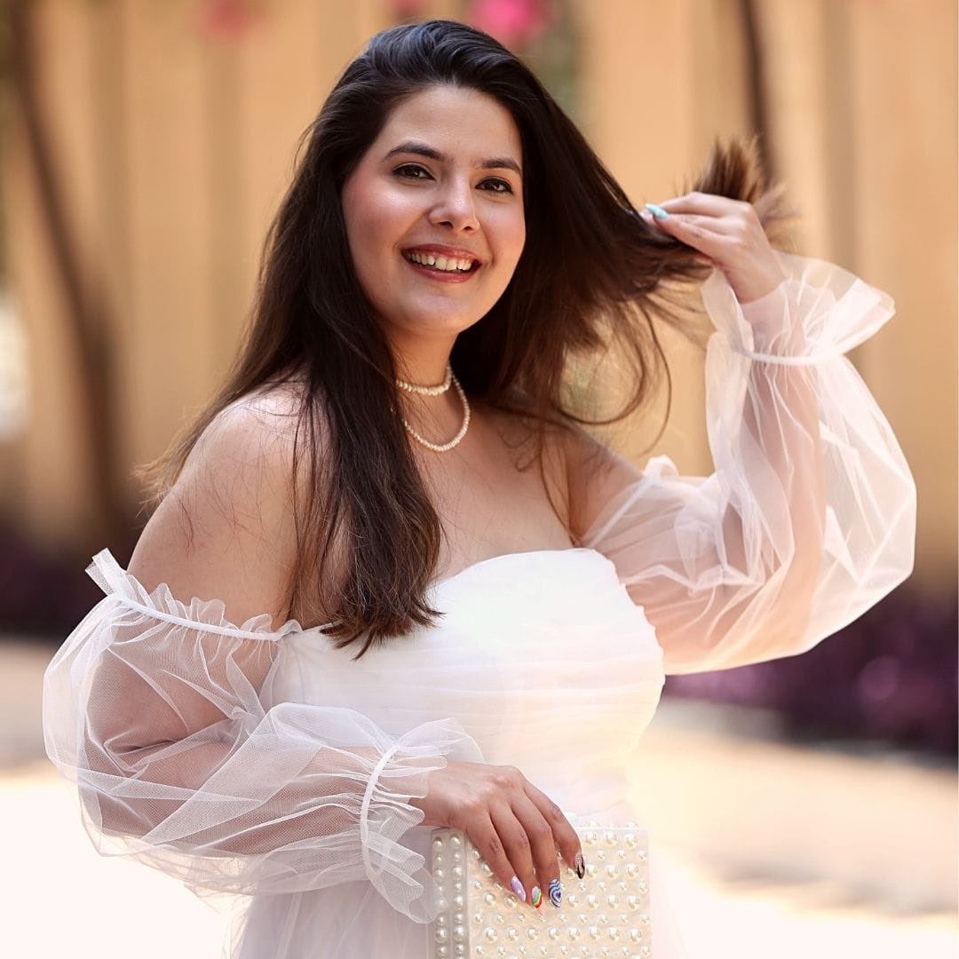 Paranoshblogs's tweet photo. She looks like a fairy tale but yet feel so natural.
.
.
Mark a cocktail party look with our pearl handbag, this staple style essential you won’t leave your home without! If you want these statement making bag, hurry up shop now link in the bio.
.    
#ParanoshIrani #selflove https://t.co/14aM3P9pzS