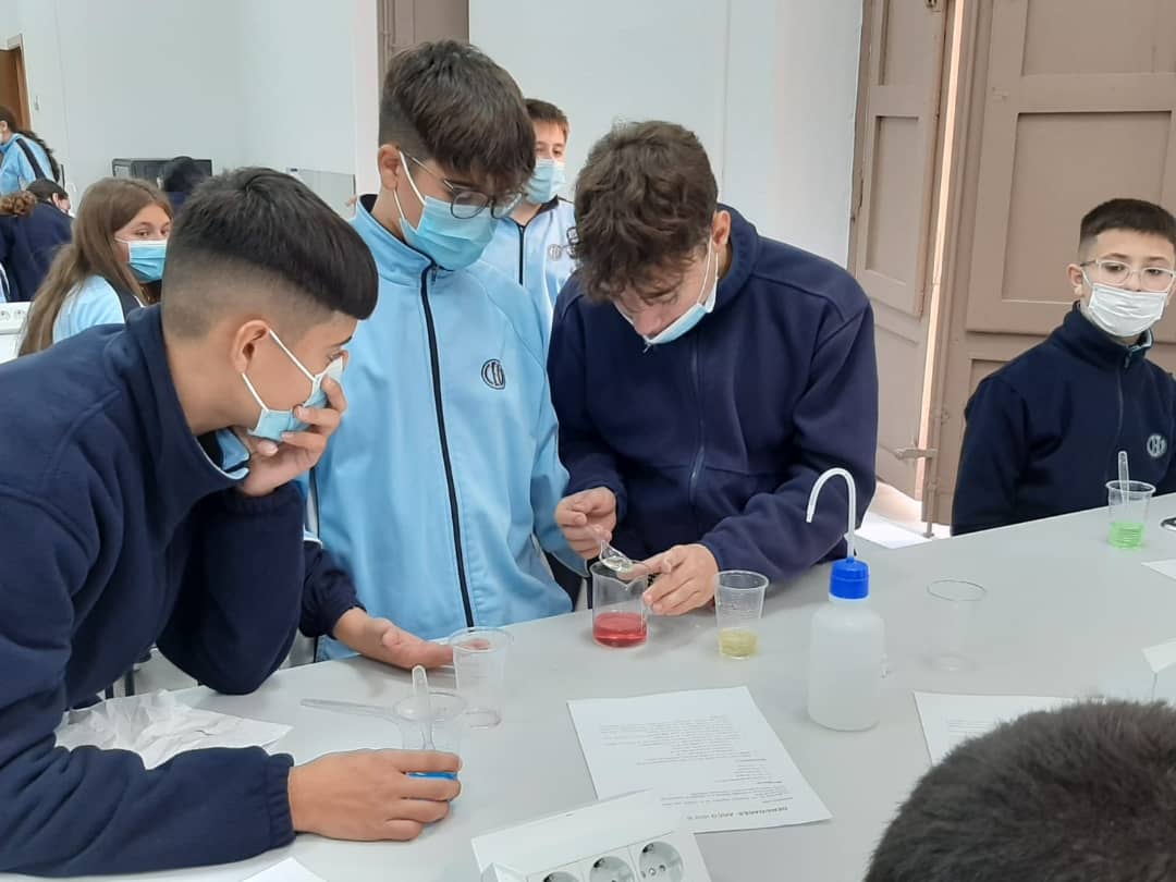 milagrosablanca's tweet photo. Los alumnos de 2° ESO trabajan en el laboratorio🔬🧫 conceptos como la densidad en la asignatura de Física y Química.  Aprender manipulando.  🧪🥼 #Colegioshhcc #EducacionVicenciana https://t.co/zbypI8PSYA