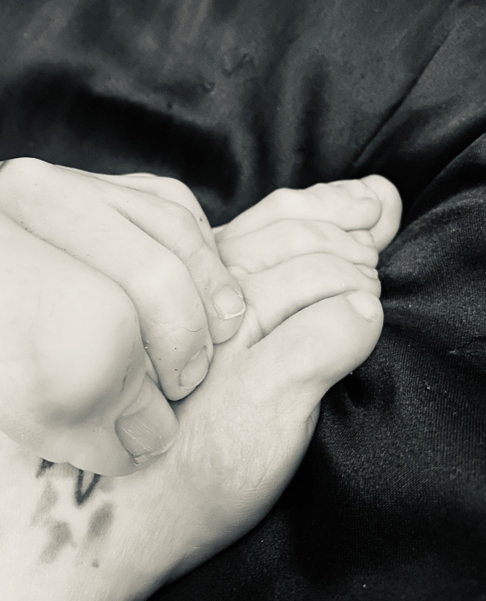 findingmywings's tweet photo. DM for content or just buy me some new fuzzy socks.. 🙏🏻  $ReginaOrange #cashapp #footfetısh #footrub #blackandwhitephotography https://t.co/G7rXpUZa4G