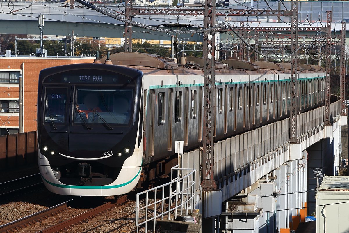 Tokuchan4698606's tweet photo. 2021年12月10日(金)
東急2020系2122F
長津田車両工場出場に伴う試運転

2122Fが恩田を出場しました。
出場後、長津田～鷺沼間にて試運転を行いました。(96運行)
屋根や床下機器の汚れ具合は検査入場時と変わりませんね。

#東急2020系
#2122F https://t.co/HE2eOINbFw