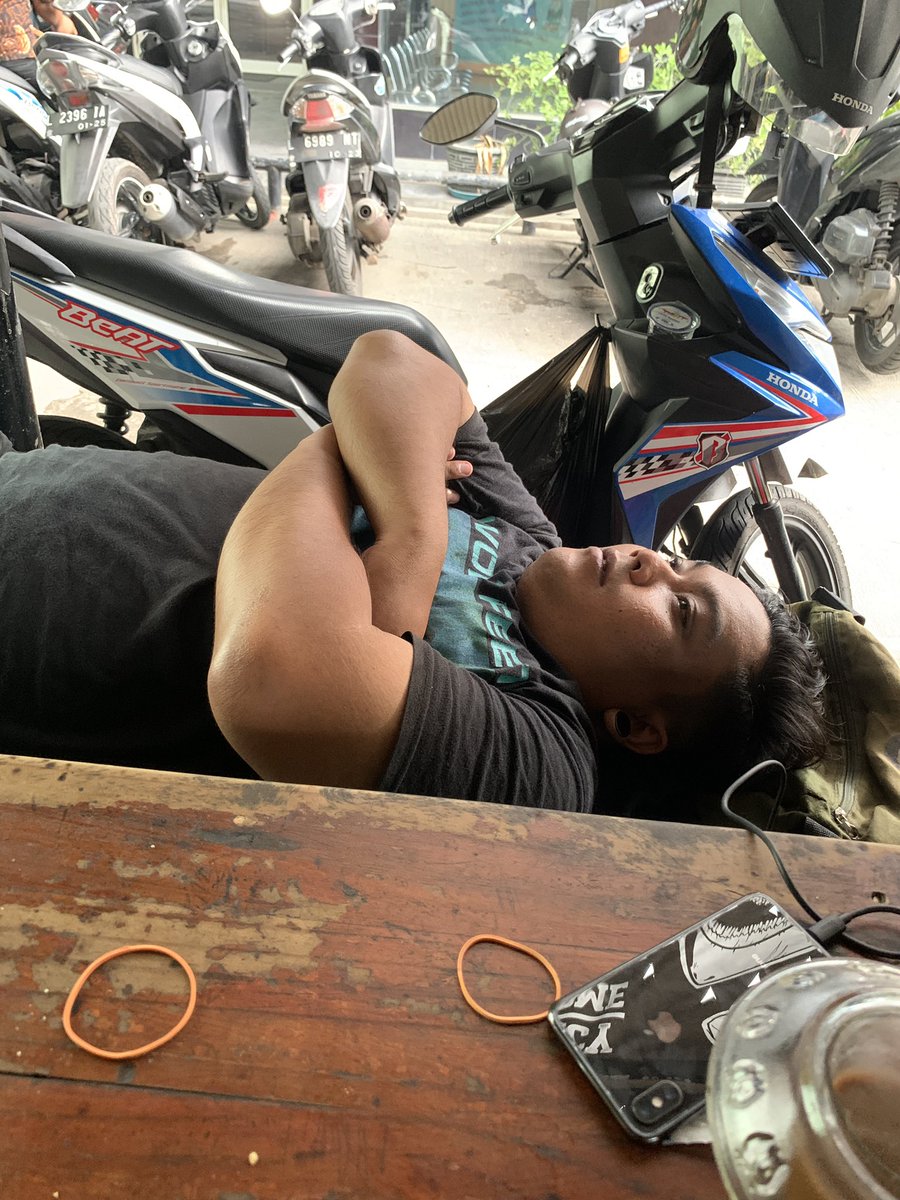 Fadhelrayhan's tweet photo. cangkruk ta mbesok ? @Fat_Guts11 https://t.co/OcR0jHBORM