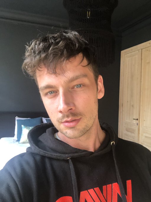 1 pic. Ola guys!
 Anyone in Barcelona wants to make some only fans? https://t.co/eubjq1qLuH