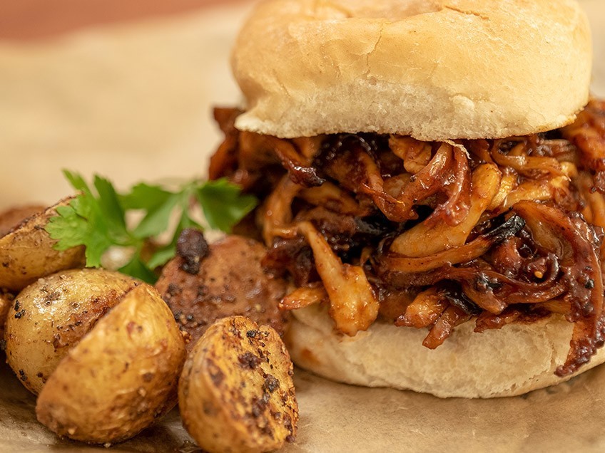 #Hamburguesas #Burgers Clásicas, Deluxe y menús by WakaoBurger Bienvenid@s a #Foodtruckya!! 🍔🚚😋➡️bit.ly/3GzpvB8