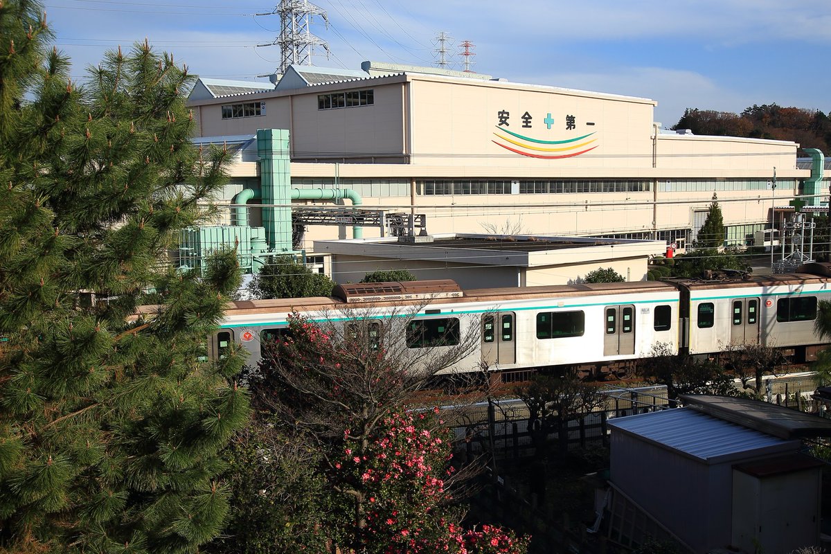 Tokuchan4698606's tweet photo. 2021年12月10日(金)
東急2020系2123F
長津田車両工場入場
2123Fが恩田へ入場しました。
入場後、アントの付いた状態で入れ換えが行われました。
2020系の検査入場はこの編成の入場で3本目となります。
#東急2020系
#2123F https://t.co/n0SUAwYvSa