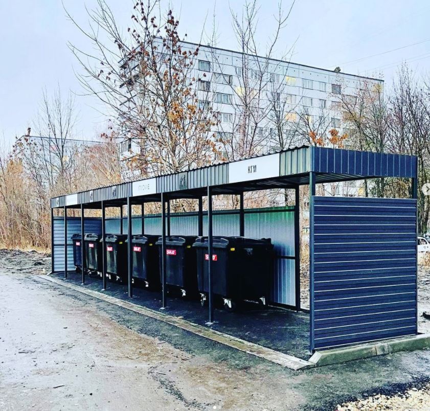 На Ладожской,11 модернизировали контейнерную площадку для сбора ТКО. Внутри конструкции имеются боксы для сбора крупногабаритных и твердых коммунальных отходов. Также имеется место для установки евроконтейнеров для переработки.