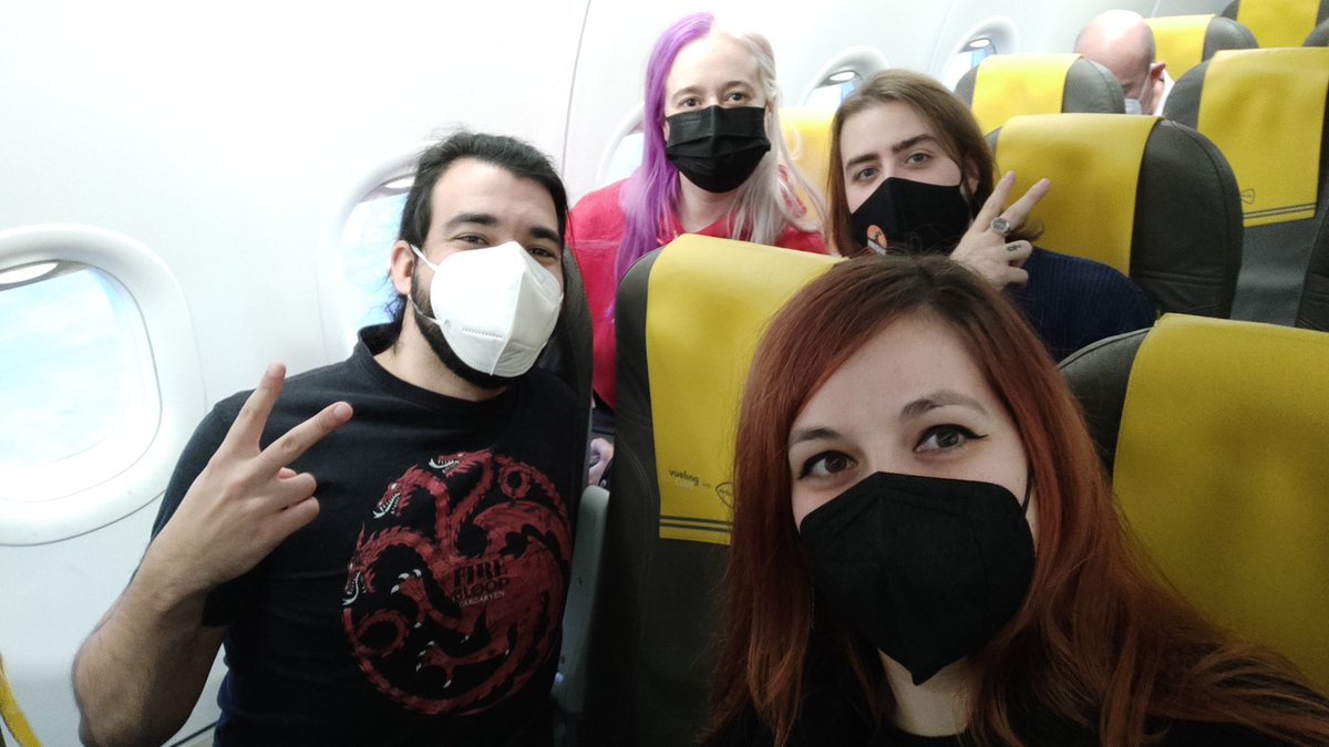 IndieDevDay's tweet photo. La mejor gente en nuestro avión 🥰
@BabyRobotGames @PizzaSituation 

Además hemos visto por otros asientos a la buena gente de @gaterastudio y a @FuKuy ☺️ 

✈️ @funandserious https://t.co/pDkELXySmg