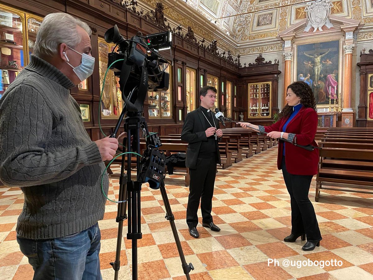 SantaCasaLoreto's tweet photo. #MadonnadiLoreto Aspettando la chiusura della Porta Santa raccontiamo questa festa e la grazia del #giubileo con Mons. Fabio Dal Cin Delegato Pontificio in diretta su #Tv2000 https://t.co/TGJyyGDjxv
