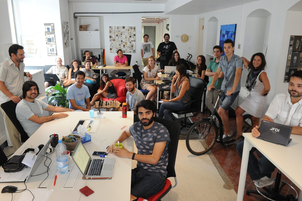 LesSatellites's tweet photo. 🎉 10 ANS 🎉 10 ans de groupes, de personnes, de vivre ensemble... !
Pour cette semaine d'anniversaire, on ressort nos photos préférées accompagnées de mots doux de nos membres. 
Joyeux anniversaire Les Sats !
#coworking #LesSatellites #communauté #nice06 https://t.co/aPVkLkrw09