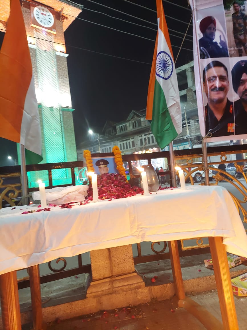 snoberwani01's tweet photo. IGP Vijay kumar GOC DP pandey attends candle light vigil in memory of CDS general BIPIN RAWAT IN srinagar...
#vijay_kumar #IGPPOLICE
#dp_pandey #GOCINDIANARMY https://t.co/uR7ssYsAsx