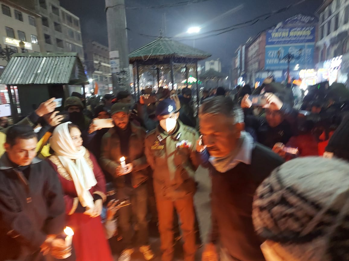 snoberwani01's tweet photo. IGP Vijay kumar GOC DP pandey attends candle light vigil in memory of CDS general BIPIN RAWAT IN srinagar...
#vijay_kumar #IGPPOLICE
#dp_pandey #GOCINDIANARMY https://t.co/uR7ssYsAsx