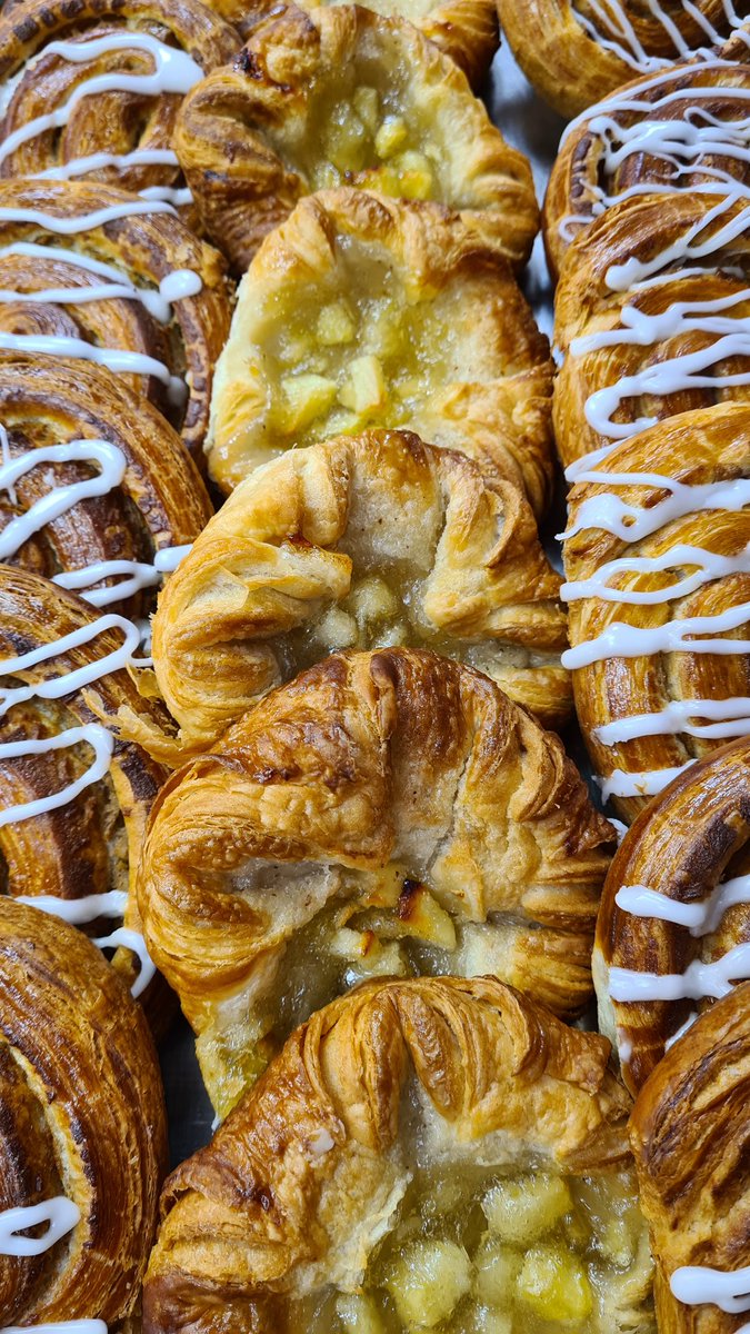 hollybush12's tweet photo. Pastry Heaven for last Friday of term 🎅 #pastryheaven #lastfriday #popupbar #ardinglycollege https://t.co/0Qu1LDILL2