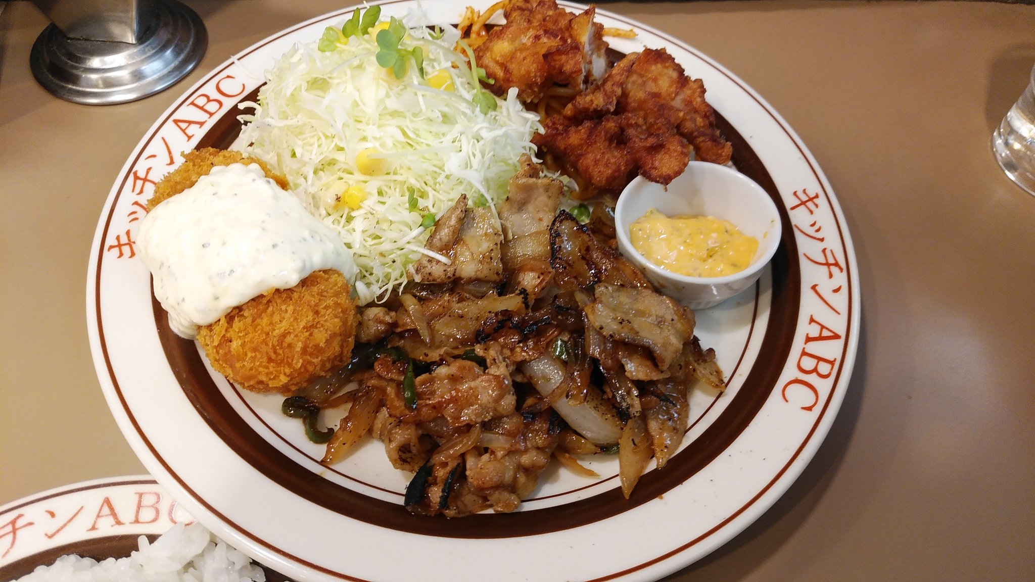 Mazetai キッチンabc南大塚店 大塚 今月のおすすめ2番 大盛 毎月楽しみなおすすめ 野菜焼肉はかなり好み 唐揚げのスパイシータルタルもご飯がススムね 今月中に必ず一番も食べに来る そしてカキフライも やっぱり美味い キッチンabc南大塚店 大塚