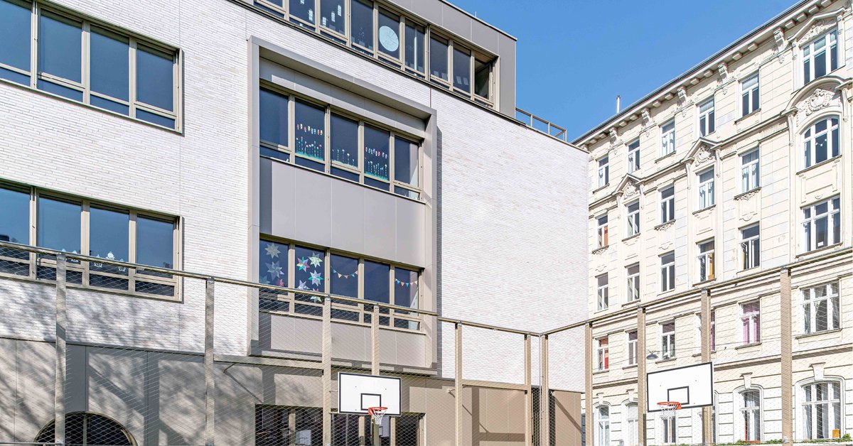 Die Riemchen im extraschlanken Langformat unterstreichen die Anmutung des modern gestalteten Gebäudes mit cleanem Vintage-Look. 
#ströher #stroehergroup #design #bricks #brickstagram #klinker #ceramics #fassade #facade #tilework #exterior