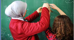 FizzaLarouk's tweet photo. Question > L’enseignante Fatemeh Anvari portait-elle son hijab lorsqu`la Commission scolaire l`a engagé comme suppléante vla 1 mois ? « Comment ça se fait qu’elle a été engagée ? » en sachant tres bien qu`elle perdrait son poste...#assnat #loi21  https://t.co/T1nalzMTY0 https://t.co/XJEZR3njTL