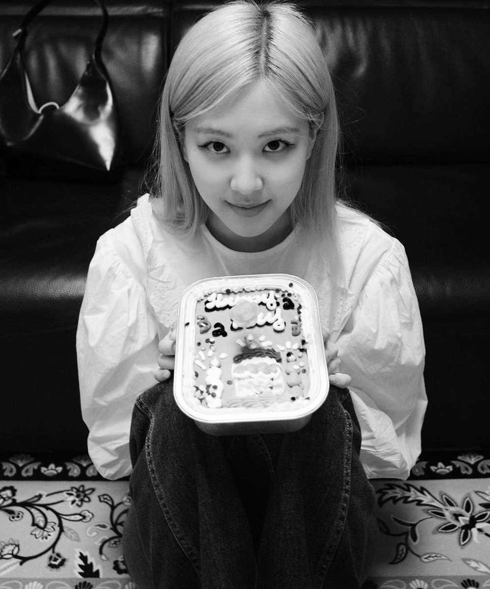 retweet nhìu nhìu để kéo chị bé lên cùng Li nào 🙆‍♀️🐿. I vote #MAMAVOTE for #rosé