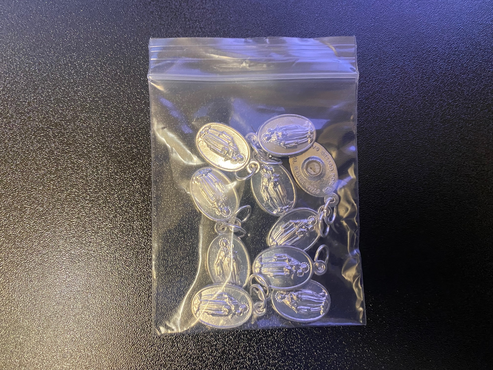 ガラバンダルの聖母 ガラバンダルセンターより メダイが届きました これは司祭に差し上げて その司祭からいろいろな方たちに差し上げてくださるように頼むことにします 欲しい方は 是非自力でガラバンダルセンターに注文してください スペイン語ですが