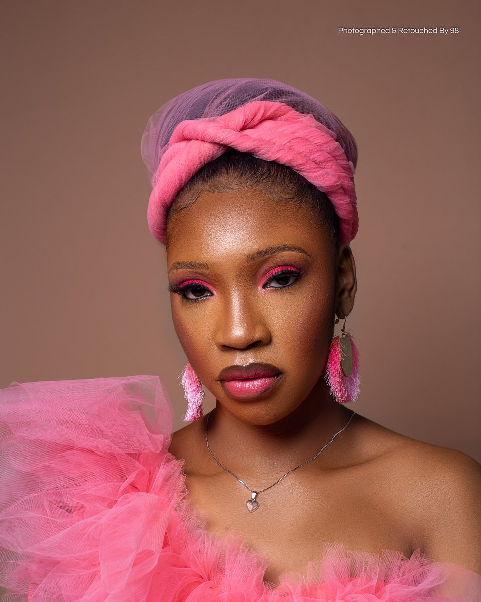 _star_glam's tweet photo. Hi I'm Victoria, I'm a makeup artist💄 and a student of Unilag 🏫 
To see my works and mini tutorials kindly follow me on instagram! Username : star_beauty_glam
https://t.co/OWQj2EqMAR… I'll surely follow back despite the gender 😉 https://t.co/1DpfjgZwmS