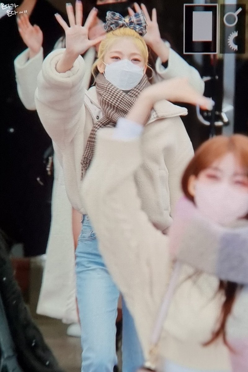 ondaiscoming's tweet photo. 211210 뮤뱅 퇴근 프리뷰

아주 고냥 귀염둥이 조세림 >_<//

#EVERGLOW #에버글로우
#ONDA #온다 @EVERGLOW_twt https://t.co/IfFMfWODyj