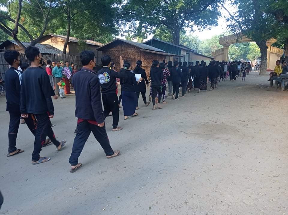 ActivistLittle's tweet photo. Anti-coup revolutionary strike in Sagaing's Monywa is so powerful today #HumanRightsDay. 🪧

#Dec10Coup #SilentStrike #OurCityOurRules #WhatsHappeningInMyanmar https://t.co/M8AG4GDT4F